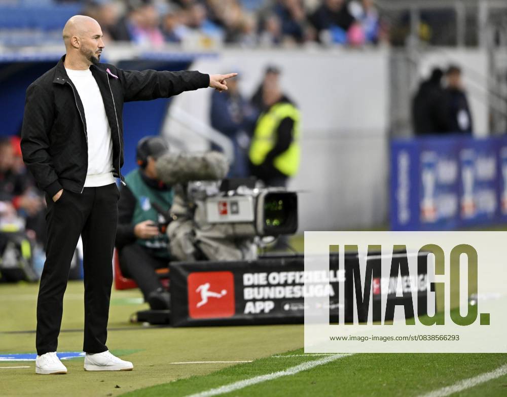 Trainer Coach Christian Ilzer TSG 1899 Hoffenheim am Spielfeldrand Gestik Geste TV-Kamera PreZero Arena, Sinsheim, Baden-Württemberg, Deutschland Coach coach Christian Ilzer TSG 1899 Hoffenheim on the sidelines gesture gesture TV camera PreZero Arena, Sinsheim, Baden-Württemberg, Germany