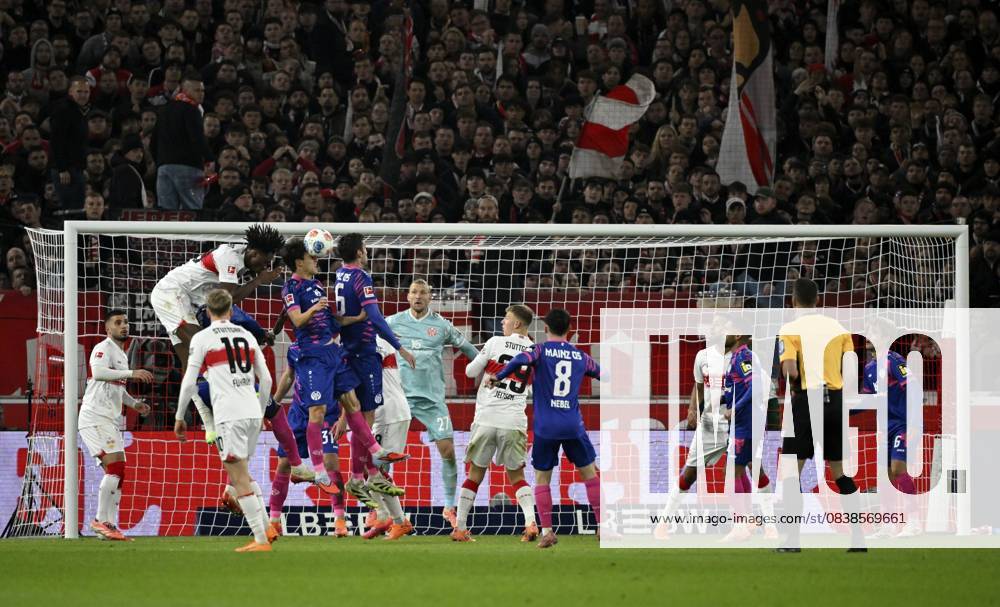 Strafraumszene, Torraumszene Kopfballduell Zweikampf Aktion Dan-Axel Zagadou VfB Stuttgart (23) gegen Jae-sung Lee 1. FSV Mainz 05 (07) Schiedsrichter Referee Felix Zwayer MHPArena, MHP Arena Stuttgart, Baden-Württemberg, Deutschland Penalty area scene, goal room scene header duel duel action Dan-Axel Zagadou VfB Stuttgart (23) versus Jae-sung Lee 1. FSV Mainz 05 (07) referee Felix Zwayer MHPArena, MHP Arena Stuttgart, Baden-Württemberg, Germany