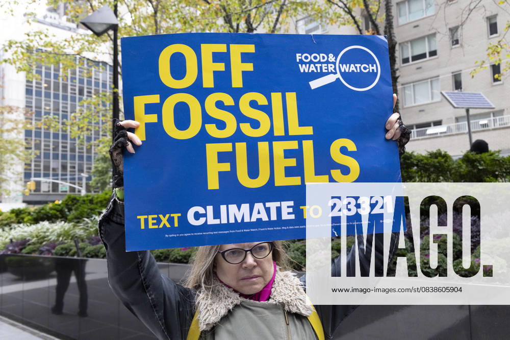 A demonstrator holds a sign that reads OFF FOSSIL FUELS FOOD and WATER WATCH TEXT CLIMATE TO 23321 at a rally and picket against the Governor s recent climate policy announcement outside Hochul s New York City office in Midtown Manhattan. Climate activists say President Trump isn t a king and Governor Hochul isn t a Queen after she announced plans to delay the implementation of a state law set to begin January 1st that ends gas use in new construction. Demonstrators also denounce what they call the Governor s lurch to Trumpism for fast tracking the permitting for a fracked gas pipeline. The peaceful protest is organized by New York Communities For Change, Food and Water Watch NY and NYPIRG. - ZUMAr174 20251028_znp_r174_007