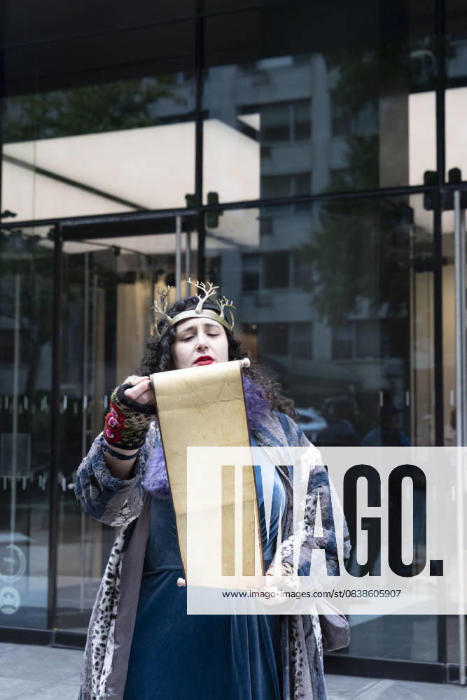 A demonstrator wearing a crown dresses up as Queen Governor Hochul and pretends to read from a scroll at a rally and picket against the Governor s recent climate policy announcement outside Hochul s New York City office in Midtown Manhattan. Climate activists say President Trump isn t a king and Governor Hochul isn t a Queen after she announced plans to delay the implementation of a state law set to begin January 1st that ends gas use in new construction. Demonstrators also denounce what they call the Governor s lurch to Trumpism for fast tracking the permitting for a fracked gas pipeline. The peaceful protest is organized by New York Communities For Change, Food and Water Watch NY and NYPIRG. - ZUMAr174 20251028_znp_r174_010