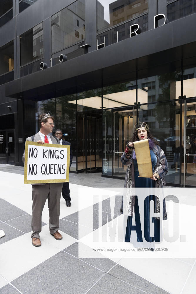 Demonstrators wearing crowns dress up as King President Trump and Queen Governor Hochul and hold a sign that reads NO KINGS NO QUEENS at a rally and picket against the Governor s recent climate policy announcement outside Hochul s New York City office in Midtown Manhattan. Climate activists say President Trump isn t a king and Governor Hochul isn t a Queen after she announced plans to delay the implementation of a state law set to begin January 1st that ends gas use in new construction. Demonstrators also denounce what they call the Governor s lurch to Trumpism for fast tracking the permitting for a fracked gas pipeline. The peaceful protest is organized by New York Communities For Change, Fo - ZUMAr174 20251028_znp_r174_011