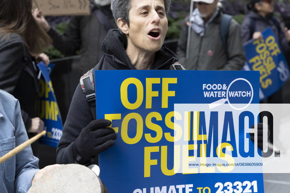 A demonstrator holds a sign that reads OFF FOSSIL FUELS FOOD and WATER WATCH at a rally and picket against the Governor s recent climate policy announcement outside Hochul s New York City office in Midtown Manhattan. Climate activists say President Trump isn t a king and Governor Hochul isn t a Queen after she announced plans to delay the implementation of a state law set to begin January 1st that ends gas use in new construction. Demonstrators also denounce what they call the Governor s lurch to Trumpism for fast tracking the permitting for a fracked gas pipeline. The peaceful protest is organized by New York Communities For Change, Food and Water Watch NY and NYPIRG. New York USA - ZUMAr174 20251028_znp_r174_012