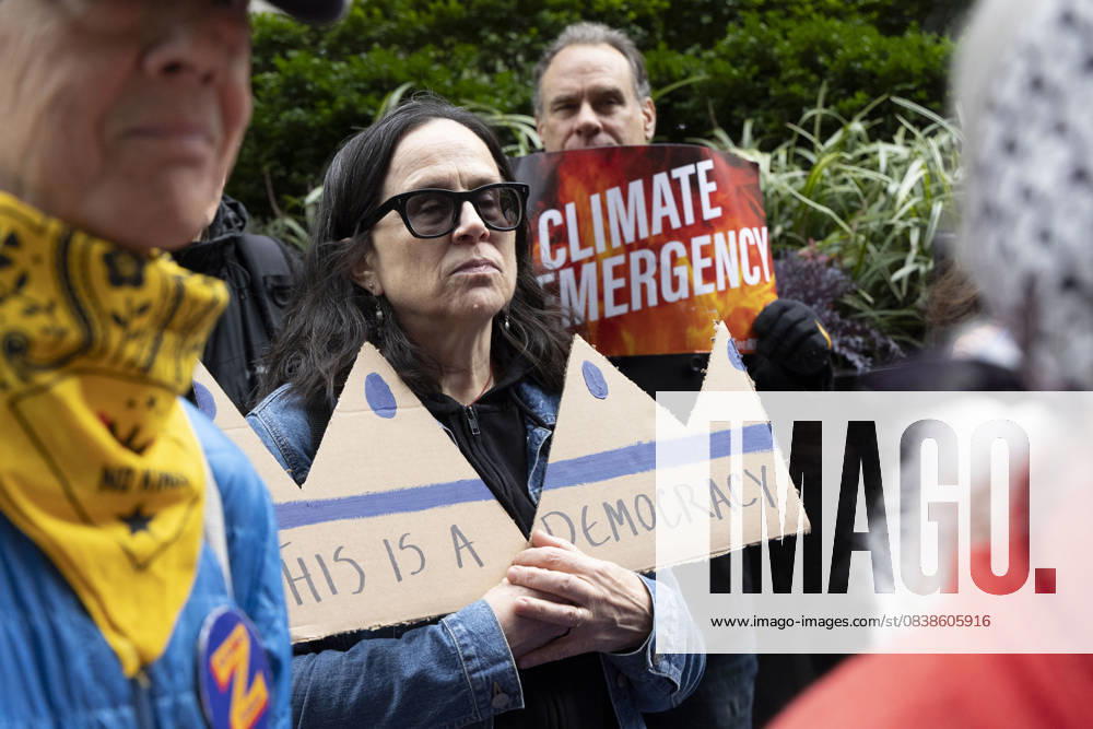 Demonstrators hold crown shaped signs that read THIS IS A DEMOCRACY and signs that read CLIMATE EMERGENCY at a rally and picket against the Governor s recent climate policy announcement outside Hochul s New York City office in Midtown Manhattan. Climate activists say President Trump isn t a king and Governor Hochul isn t a Queen after she announced plans to delay the implementation of a state law set to begin January 1st that ends gas use in new construction. Demonstrators also denounce what they call the Governor s lurch to Trumpism for fast tracking the permitting for a fracked gas pipeline. The peaceful protest is organized by New York Communities For Change, Food and Water Watch NY and - ZUMAr174 20251028_znp_r174_019
