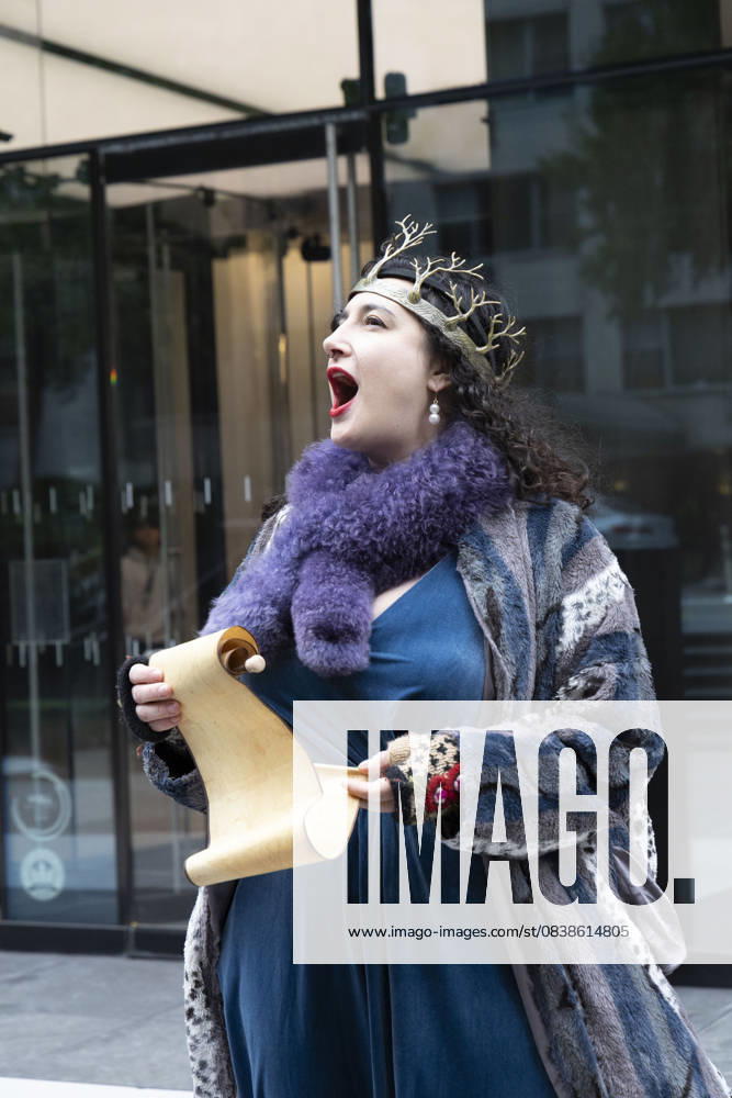 A demonstrator wearing a crown dresses up as Queen Governor Hochul at a rally and picket against the Governor s recent climate policy announcement outside Hochul s New York City office. Climate activists say President Trump isn t a king and Governor Hochul isn t a Queen after she announced plans to delay the implementation of a state law set to begin January 1st that ends gas use in new construction. Demonstrators also denounce what they call the Governor s lurch to Trumpism for fast tracking the permitting for a fracked gas pipeline. The peaceful protest is organized by New York Communities For Change, Food and Water Watch NY and NYPIRG. New York USA - ZUMAr174 20251028_znp_r174_008