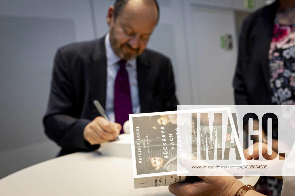 Festakt - 17. Erich-Maria-Remarque-Friedenspreis Preisträger Philippe Sands signierte in der Pause und nach dem offiziellen Festakt am 05.06.2025 seine Bücher. Osnabrück Niedersachsen Germany