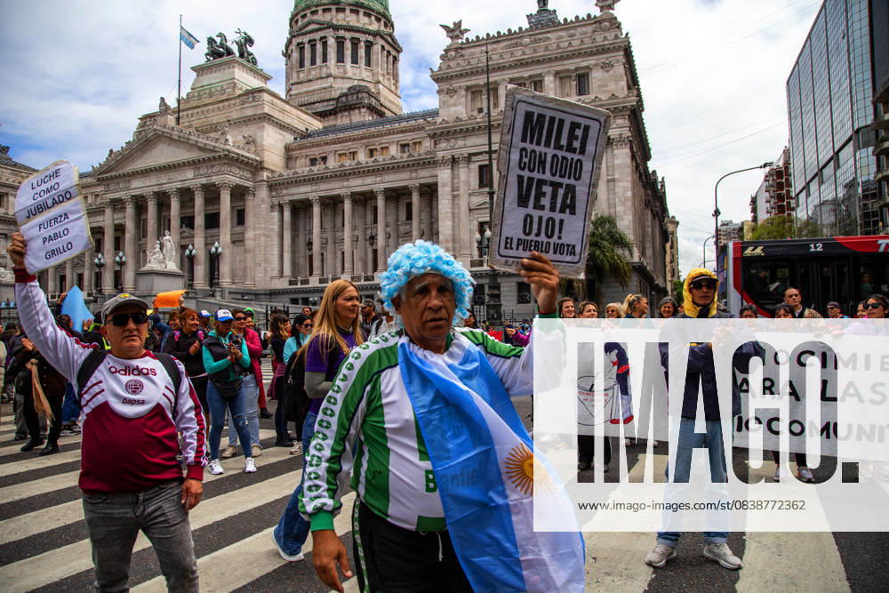 Retiree carries sign that reads Milei vetoes with hatred .Every Wednesday since Milei took office, retirees have been demonstrating in front of the National Congress against Milei s austerity policies and the anti-protest protocol of Security Minister Patricia Bullrich. Buenos Aires argentina - ZUMAr233 20251029_zip_r233_010