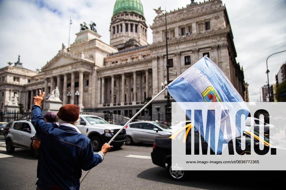 Retiree waves flag with Peronist emblem and makes V sign.Every Wednesday since Milei took office, retirees have been demonstrating in front of the National Congress against Milei s austerity policies and the anti-protest protocol of Security Minister Patricia Bullrich. Buenos Aires argentina - ZUMAr233 20251029_zip_r233_011