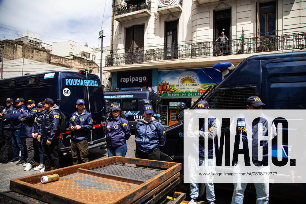 Federal police are monitoring pensioners protesting at the national congress Buenos Aires argentina - ZUMAr233 20251029_zip_r233_015