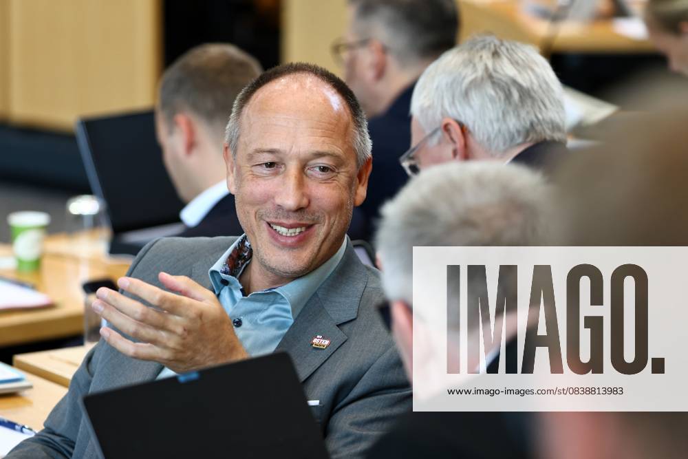 Sonderplenum Thueringer Landtag 29.10.2025, Erfurt, Thueringer Landtag, Plenarsaal, Sonderplenum, 26. Plenarsitzung Sonderplenum, Verhandlungsgegenstand sind Antraege der AfD - Rechtsstaat verteidigen, Linksextremismus in Thueringen bekaempfen, Linksterrorismus verhindern, Militante Antifa in Thueringen aufloesen im Bild: Ringo Muehlmann (AfD) im Gespraech