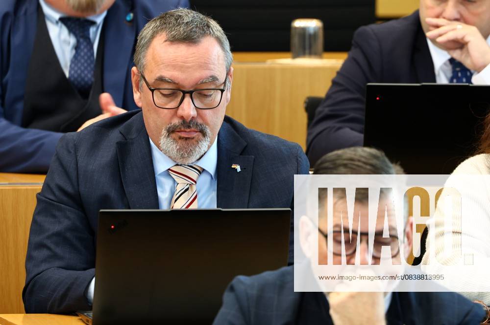 Sonderplenum Thueringer Landtag 29.10.2025, Erfurt, Thueringer Landtag, Plenarsaal, Sonderplenum, 26. Plenarsitzung Sonderplenum, Verhandlungsgegenstand sind Antraege der AfD - Rechtsstaat verteidigen, Linksextremismus in Thueringen bekaempfen, Linksterrorismus verhindern, Militante Antifa in Thueringen aufloesen im Bild: Sascha Schloesser (AfD)