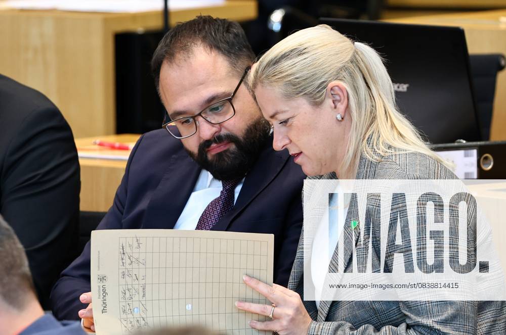 Sonderplenum Thueringer Landtag 29.10.2025, Erfurt, Thueringer Landtag, Plenarsaal, Sonderplenum, 26. Plenarsitzung Sonderplenum, Verhandlungsgegenstand sind Antraege der AfD - Rechtsstaat verteidigen, Linksextremismus in Thueringen bekaempfen, Linksterrorismus verhindern, Militante Antifa in Thueringen aufloesen im Bild: Jonas Urbach und Ministerin fuer Justiz, Migration und Verbraucherschutz: Beate Meissner (CDU)