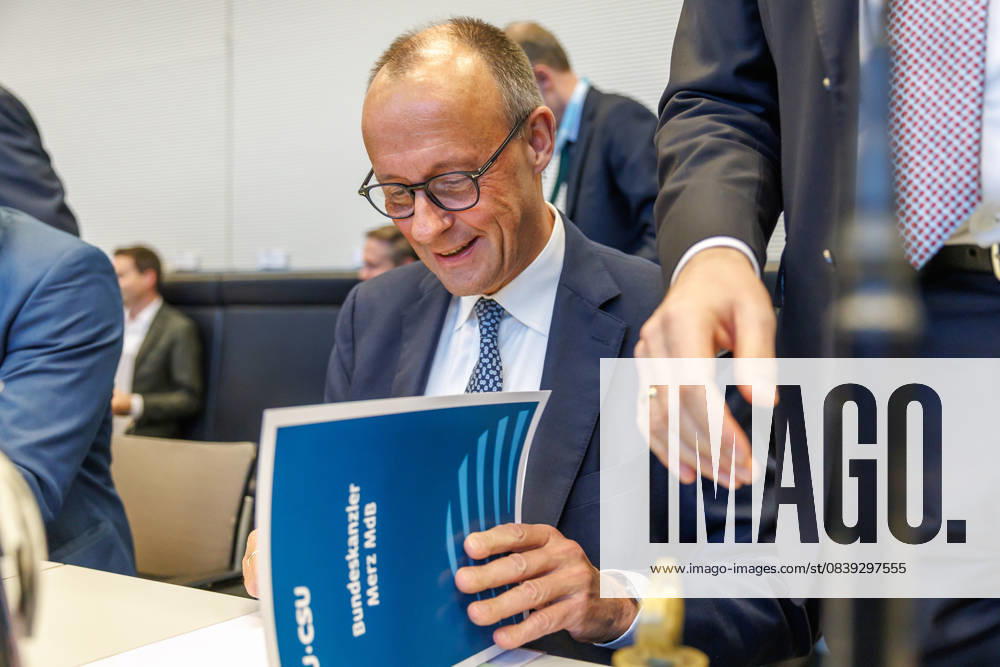 Fraktionssitzung CDU CSU Bundeskanzler Friedrich Merz (CDU), bei einer Fraktionssitzung am 4.11.2025 in Berlin. Berlin Berlin Deutschland Bundestag