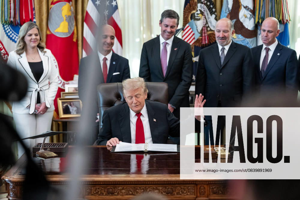 President Donald Trump makes an announcement on lowering drug prices President Donald Trump makes an announcement on lowering drug prices alongside pharmaceutical representatives and Cabinet members in the Oval Office, Thursday, November 6, 2025., Credit:Abe McNatt Avalon