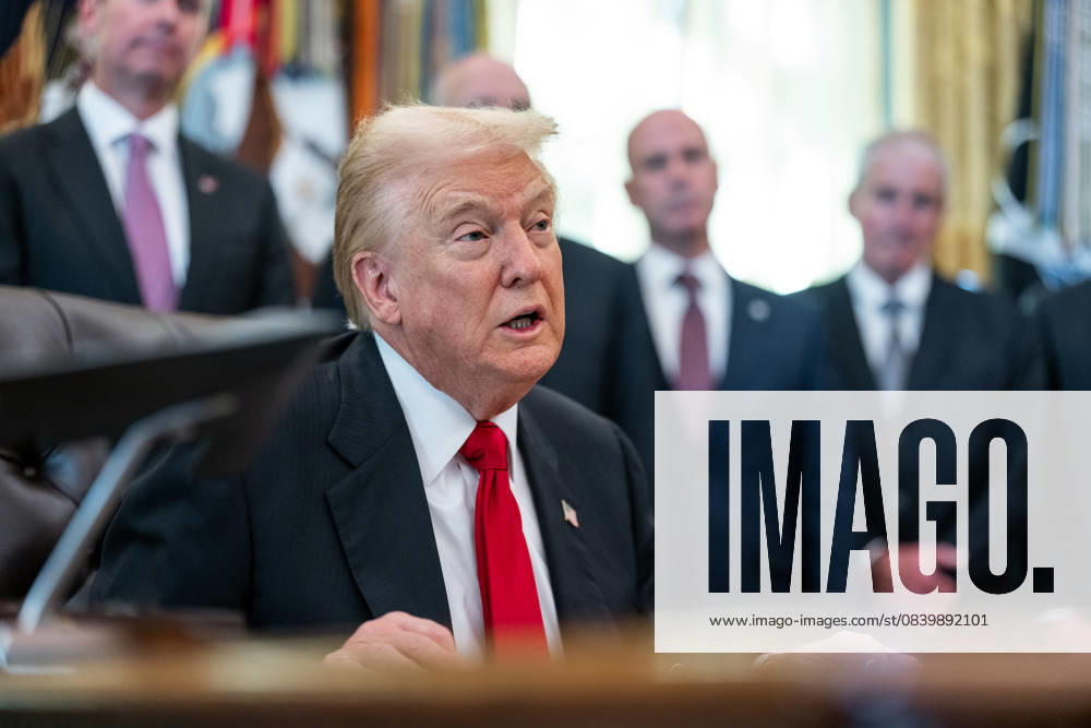 President Donald Trump makes an announcement on lowering drug prices President Donald Trump makes an announcement on lowering drug prices alongside pharmaceutical representatives and Cabinet members in the Oval Office, Thursday, November 6, 2025., Credit:Abe McNatt Avalon