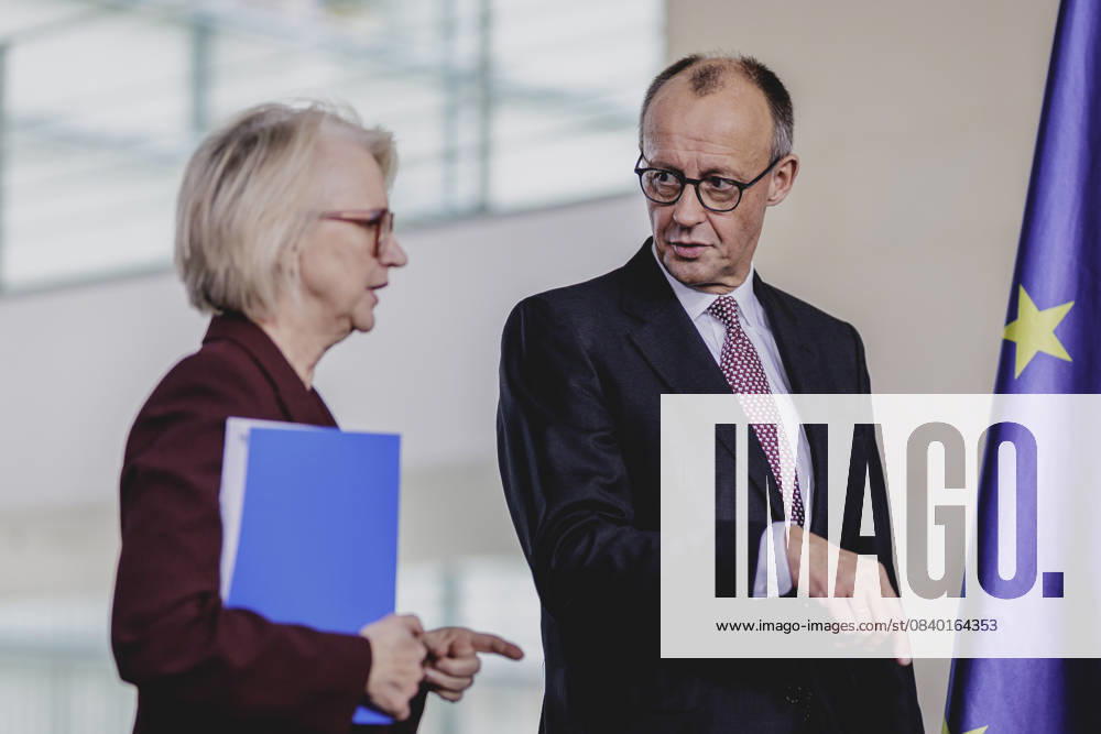 (R-L) Friedrich Merz (CDU), Bundeskanzler, und Monika Schnitzer, Vorsitzende des Sachverstaendigenrates zur Begutachtung der gesamtwirtschaftlichen Entwicklung, aufgenommen im Rahmen der Uebergabe des Jahresgutachtens des Sachverstaendigenrates zur Begutachtung der gesamtwirtschaftlichen Entwicklung (SVR) an den Bundeskanzler in Berlin, 12.11.2025. Berlin Deutschland