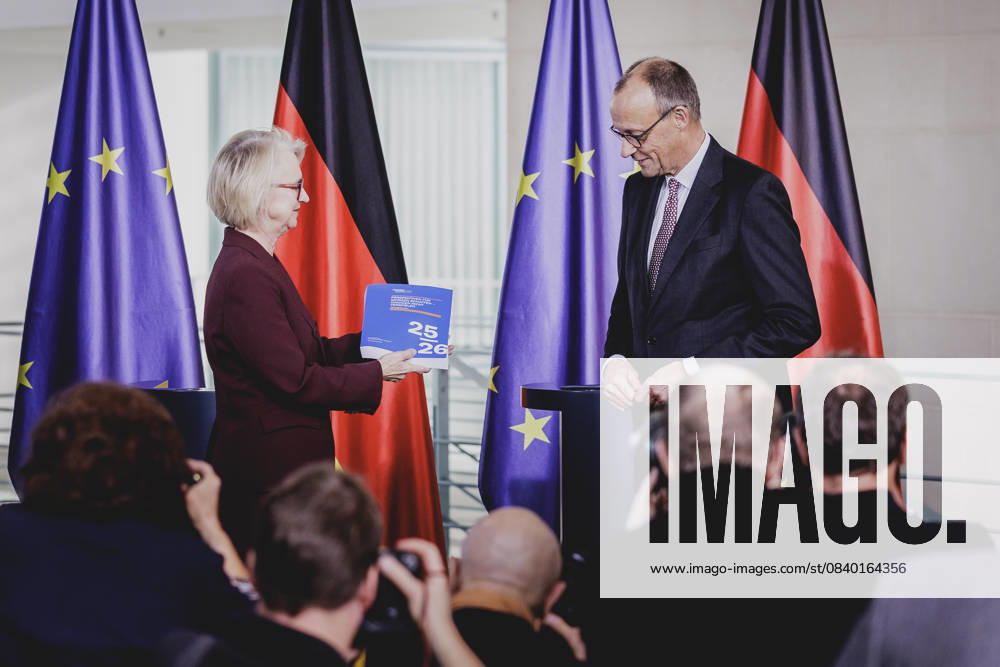 (R-L) Friedrich Merz (CDU), Bundeskanzler, und Monika Schnitzer, Vorsitzende des Sachverstaendigenrates zur Begutachtung der gesamtwirtschaftlichen Entwicklung, aufgenommen im Rahmen der Uebergabe des Jahresgutachtens des Sachverstaendigenrates zur Begutachtung der gesamtwirtschaftlichen Entwicklung (SVR) an den Bundeskanzler in Berlin, 12.11.2025. Berlin Deutschland