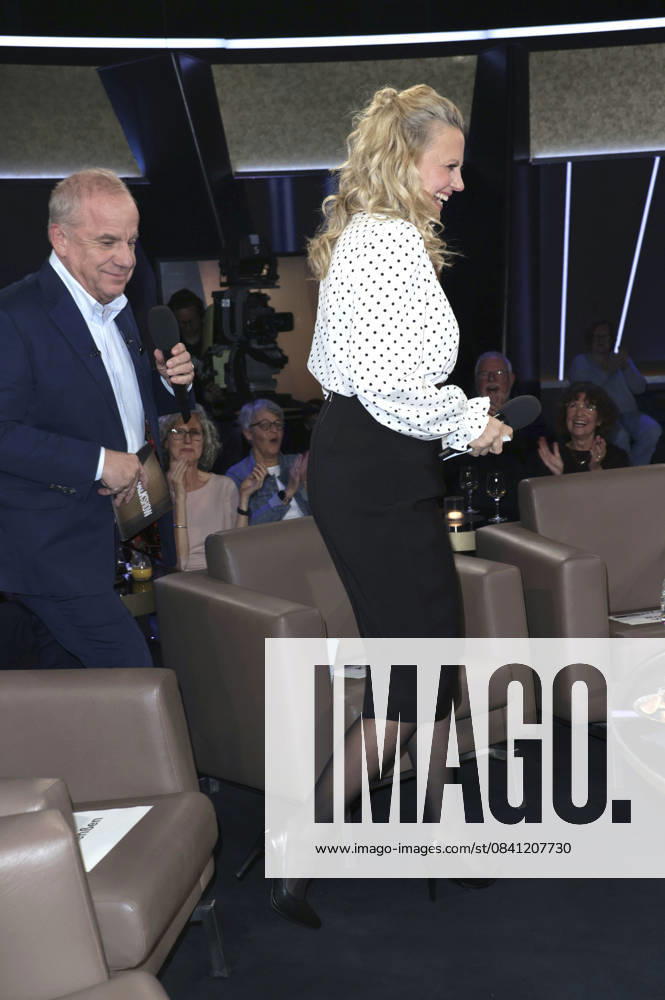 Hubertus Meyer-Burckhardt und Barbara Schöneberger bei der Aufzeichnung der NDR Talk Show im NDR Fernsehstudio Lokstedt. Hamburg