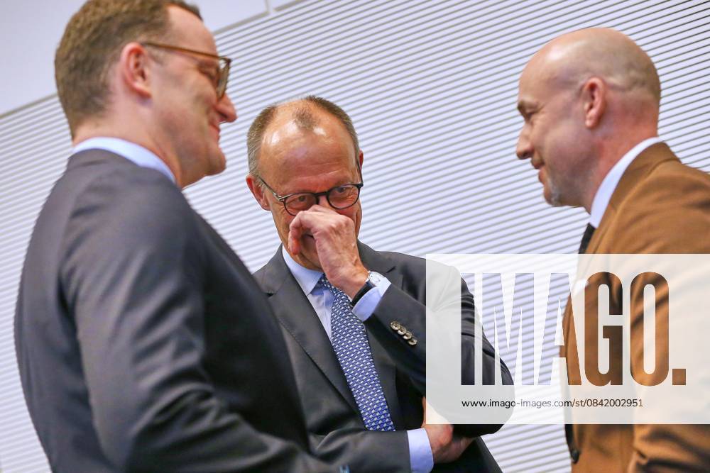 Berlin, Deutschland, 02.12.2025: Deutscher Bundestag: Unions-Fraktionssitzung: L-R: Fraktionschef Jens Spahn (CDU), Bundeskanzler Friedrich Merz (CDU), CSU-Landesgruppenchef Alexander Hoffmann