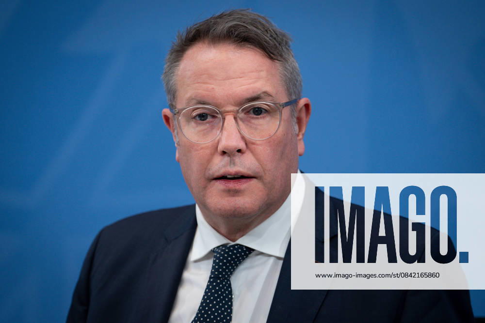 Pressekonferenz im Anschluss an Ministerpraesidentenkonferenz im Bundeskanzleramt Alexander Schweitzer (SPD) Ministerpraesident von Rheinland-Pfalz im Portrait bei der Pressekonferenz im Anschluss an die Beratungen im Rahmen der Ministerpraesidentenkonferenz im Bundeskanzleramt, Berlin, 04.12.2025 Berlin Berlin Deutschland