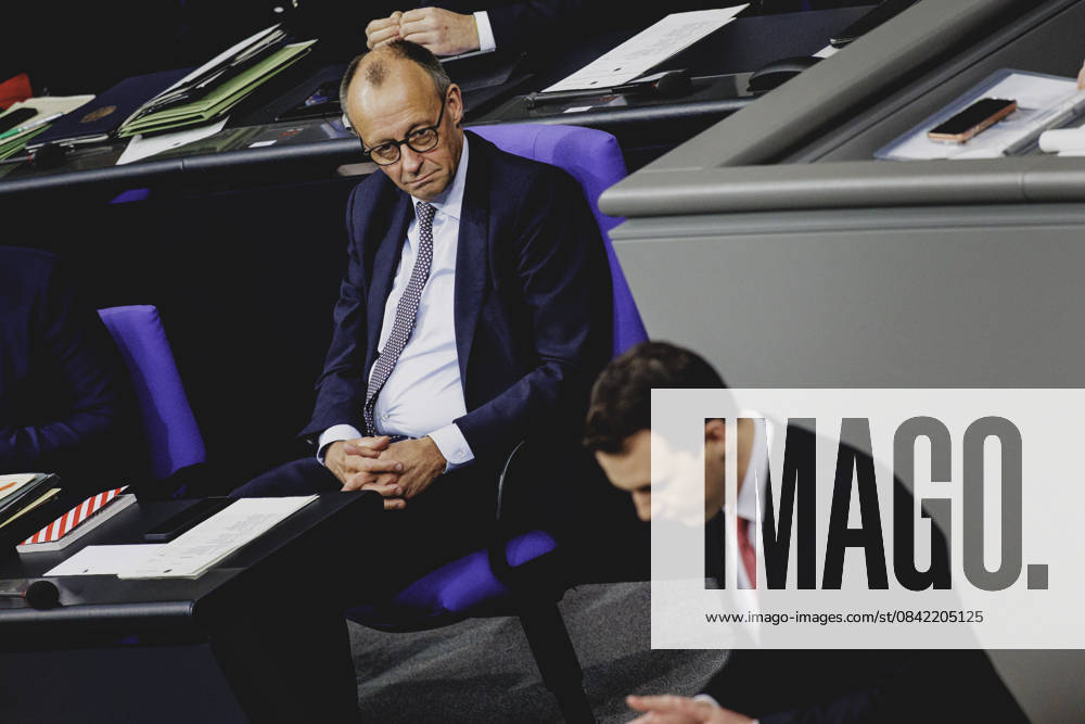 (L-R) Friedrich Merz (CDU), Bundeskanzler, und Pascal Reddig, Mitglied des Deutschen Bundestages (CDU) und Vorsitzender der Jungen Gruppe der CDU CSU, aufgenommen im Rahmen der Debatte ueber das Rentenpaket im Deutschen Bundestag in Berlin, 05.12.2025. Die Junge Gruppe der CDU CSU-Fraktion droht mit Ablehnung des Paketes, was zu einer Krise der Koalition fuehren koennte. Berlin Deutschland