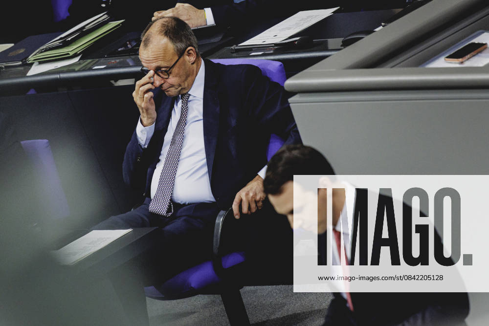 (L-R) Friedrich Merz (CDU), Bundeskanzler, und Pascal Reddig, Mitglied des Deutschen Bundestages (CDU) und Vorsitzender der Jungen Gruppe der CDU CSU, aufgenommen im Rahmen der Debatte ueber das Rentenpaket im Deutschen Bundestag in Berlin, 05.12.2025. Die Junge Gruppe der CDU CSU-Fraktion droht mit Ablehnung des Paketes, was zu einer Krise der Koalition fuehren koennte. Berlin Deutschland