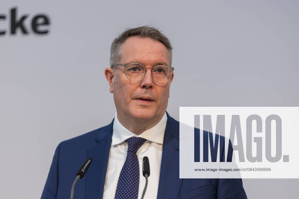 Inbetriebnahme der Ahrtalbahn Pressetermin in Altenahr - 12.12.2025. Rede von Ministerpräsident Rheinland Pfalz Alexander SCHWEITZER (SPD) - In Altenahr wird die neue Ahrtalbahn offiziell eröffnet: Bahnchefin Evelyn Palla, Ministerpräsident Alexander Schweitzer und Verkehrsminister Patrick Schnieder stellen die vollständig wiederaufgebaute Strecke vor, die nach der Flut 2021 nun wieder durchgehend befahrbar ist. Altenahr Rheinland-Pfalz Deutschland