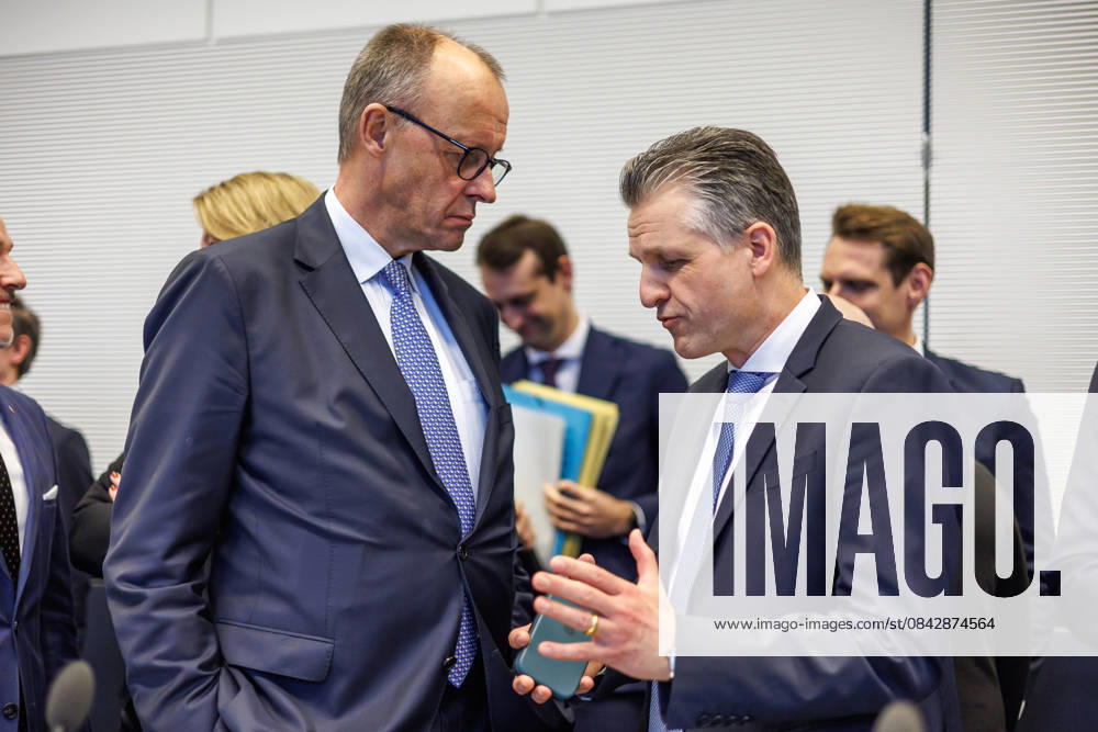 Fraktionssitzung CDU CSU Bundeskanzler Friedrich Merz (CDU) und Thorsten Frei (CDU), Kanzleramtsminister, bei einer Fraktionssitzung am 16.12.2025 in Berlin. Berlin Berlin Deutschland Bundestag