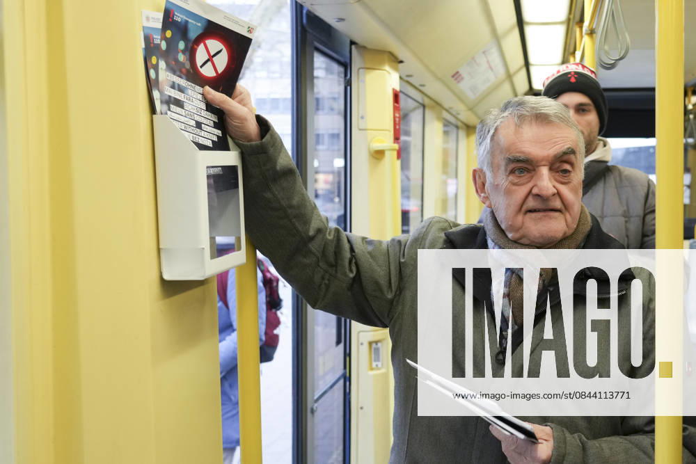 Start der Kampagne -Besser ohne Messer- mit NRW Innenminister Herbert Reul in Koeln NRW Innenminister Herbert Reul verteilt Flyer in einer Strassenbahn zum Start der Kampagne -Besser ohne Messer- der Koelner Verkehrs-Betriebe (KVB) am Koelner Neumarkt, Koeln, 29.12.2025 Koeln NRW Deutschland
