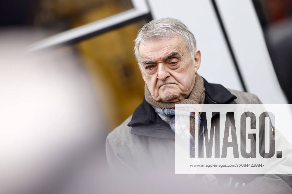 NRW-Innenminister Herbert Reul (CDU) bei einem Pressetermin zur Kampagne Besser ohne Messer , die sich mit mehrsprachigen Flyern gegen Messergewalt richtet, hier in Kooperation mit den Kölner Verkehrsbetrieben (KVB) vor einer Bahn am Neumarkt. Köln, 29.12.2025 NRW Deutschland