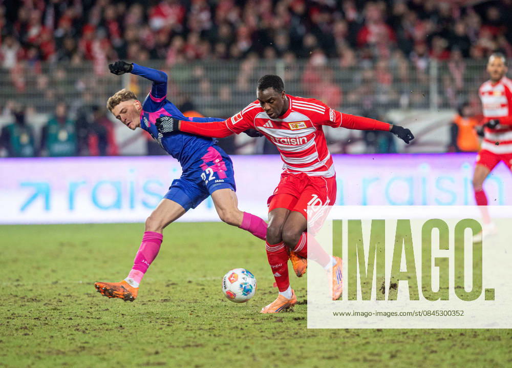 Fußball, Herren, Saison 2025 2026, 1. Bundesliga (16. Spieltag), 1. FC Union Berlin - 1. FSV Mainz 05, v. l. Nikolas Veratschnig (Mainz), Ilyas Ansah (1. FC Union Berlin), 10.01.2026,
