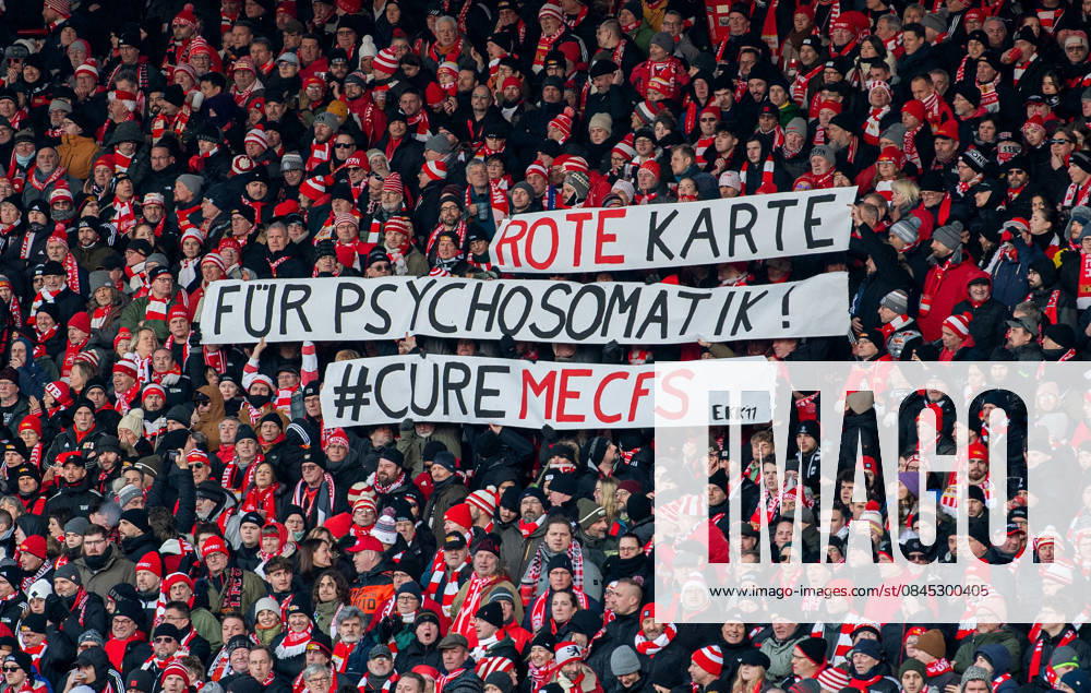 Fußball, Herren, Saison 2025 2026, 1. Bundesliga (16. Spieltag), 1. FC Union Berlin - 1. FSV Mainz 05, Fans von Union mit Transparenten: Rote Karte für Psychosomatik! CureMECFS, 10.01.2026,