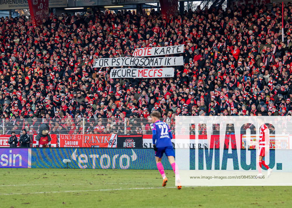 Fußball, Herren, Saison 2025 2026, 1. Bundesliga (16. Spieltag), 1. FC Union Berlin - 1. FSV Mainz 05, Fans von Union mit Transparenten: Rote Karte für Psychosomatik! CureMECFS, 10.01.2026,