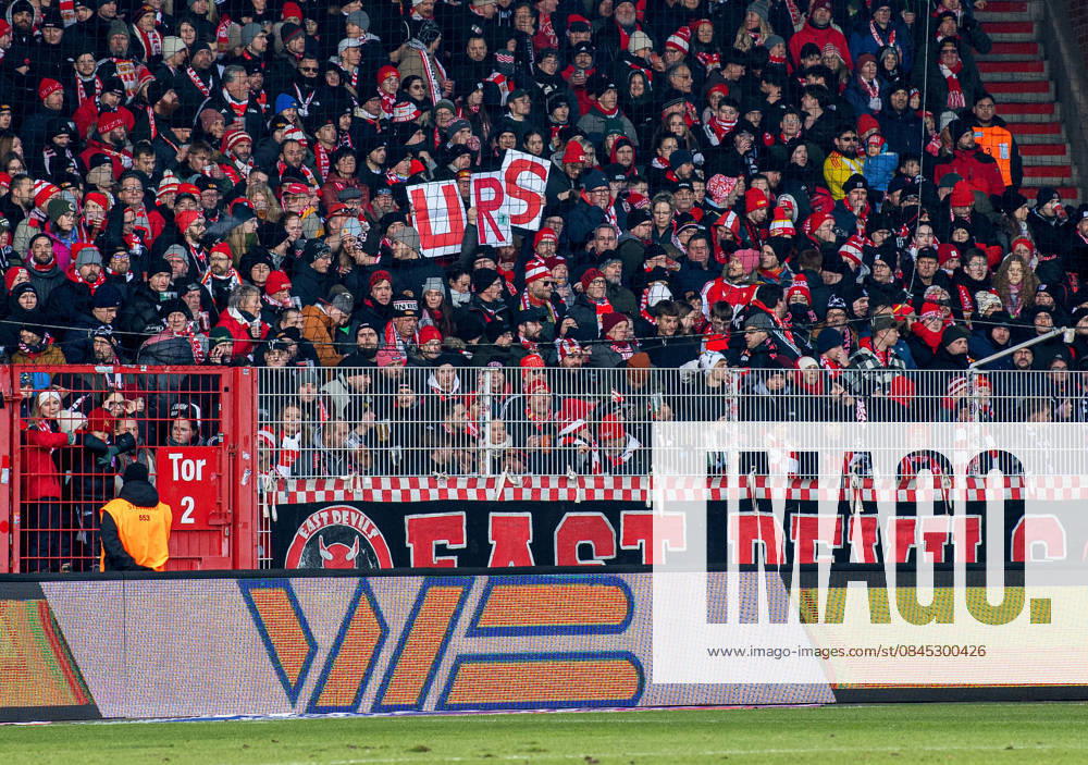 Fußball, Herren, Saison 2025 2026, 1. Bundesliga (16. Spieltag), 1. FC Union Berlin - 1. FSV Mainz 05, Fans von Union halten Zettel für Trainer Urs Fischer (Mainz) hoch, 10.01.2026,