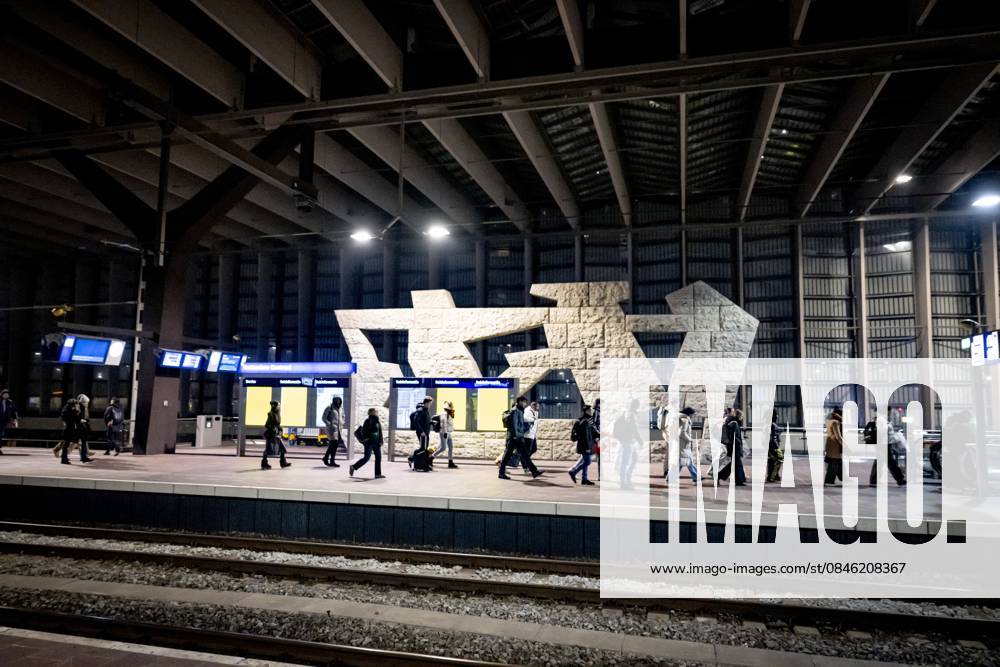 ROTTERDAM - Travelers at Rotterdam Central Station ROBIN UTRECHT ANP netherlands out - belgium out