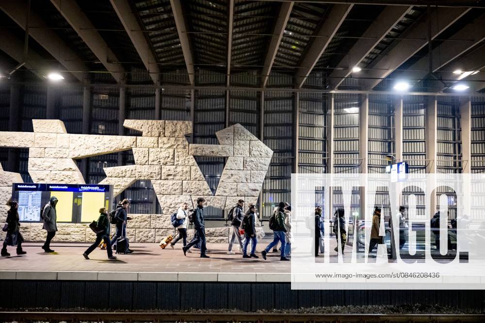ROTTERDAM - Travelers at Rotterdam Central Station ROBIN UTRECHT ANP netherlands out - belgium out