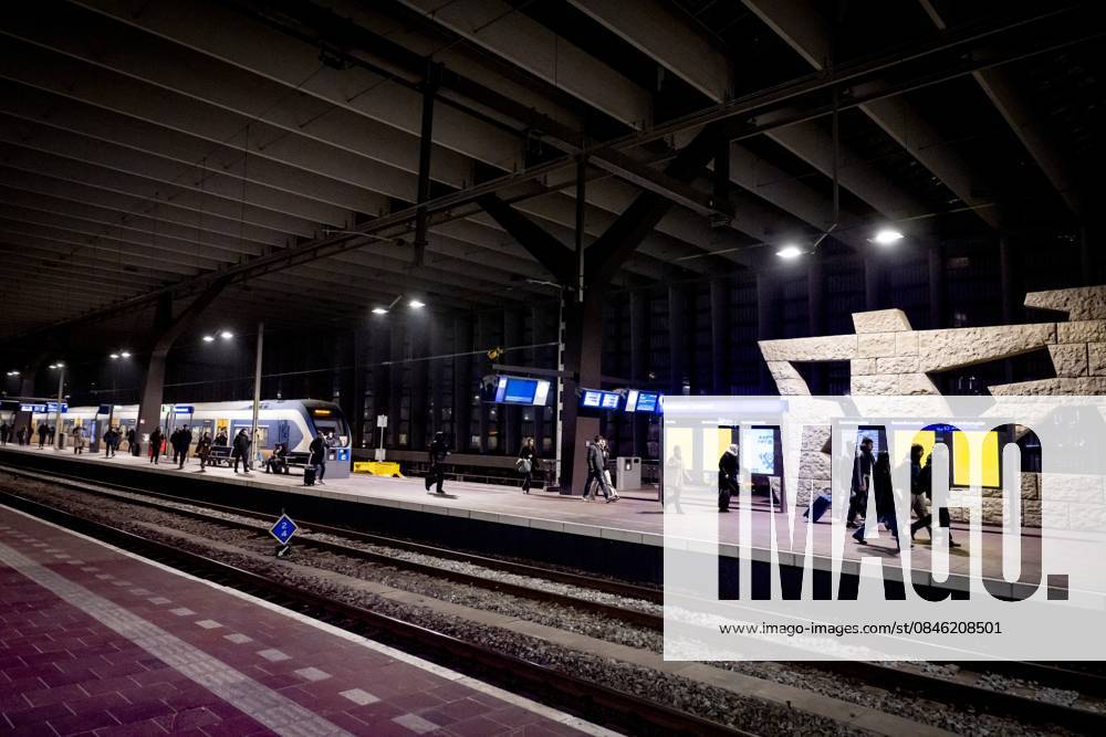 ROTTERDAM - Travelers at Rotterdam Central Station ROBIN UTRECHT ANP netherlands out - belgium out