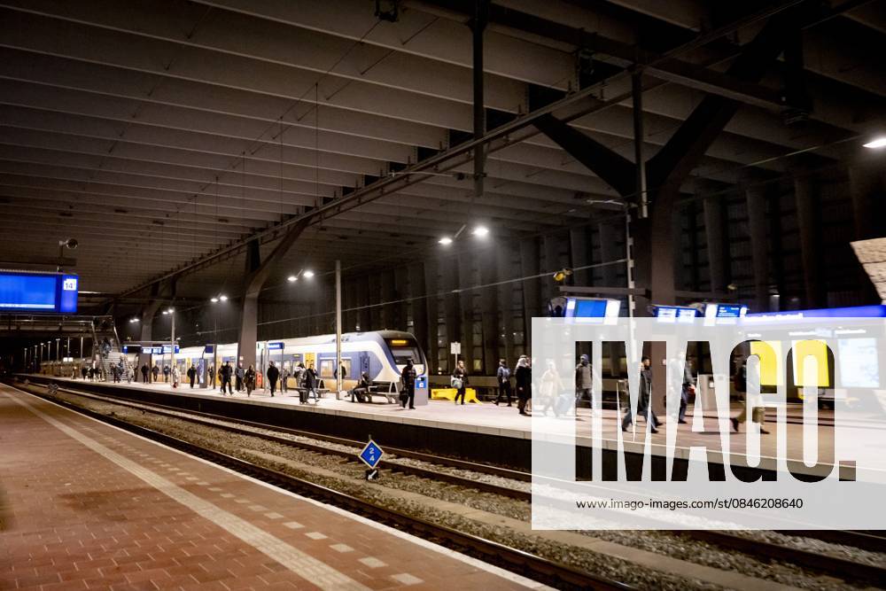 ROTTERDAM - Travelers at Rotterdam Central Station ROBIN UTRECHT ANP netherlands out - belgium out