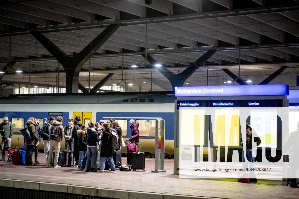 ROTTERDAM - Travelers at Rotterdam Central Station ROBIN UTRECHT ANP netherlands out - belgium out