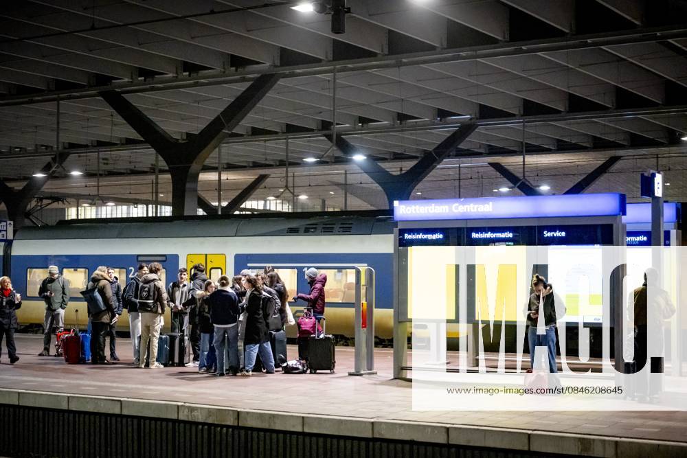 ROTTERDAM - Travelers at Rotterdam Central Station ROBIN UTRECHT ANP netherlands out - belgium out