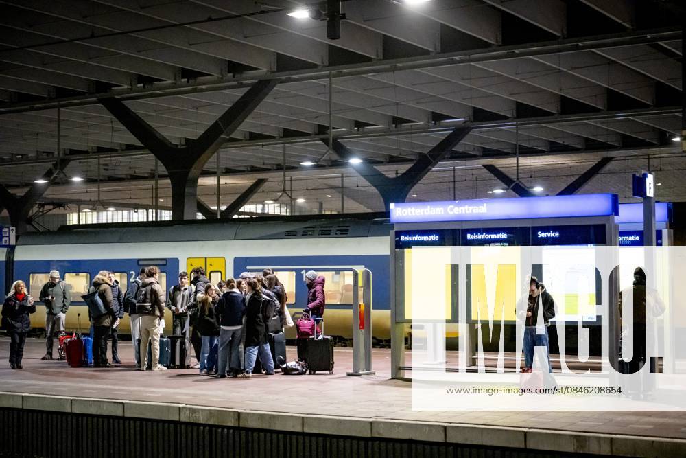 ROTTERDAM - Travelers at Rotterdam Central Station ROBIN UTRECHT ANP netherlands out - belgium out