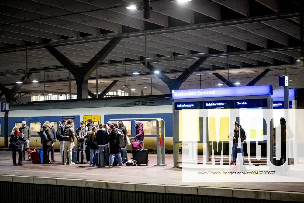 ROTTERDAM - Travelers at Rotterdam Central Station ROBIN UTRECHT ANP netherlands out - belgium out