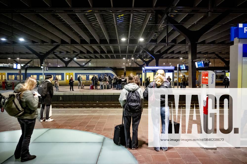 ROTTERDAM - Travelers at Rotterdam Central Station ROBIN UTRECHT ANP netherlands out - belgium out