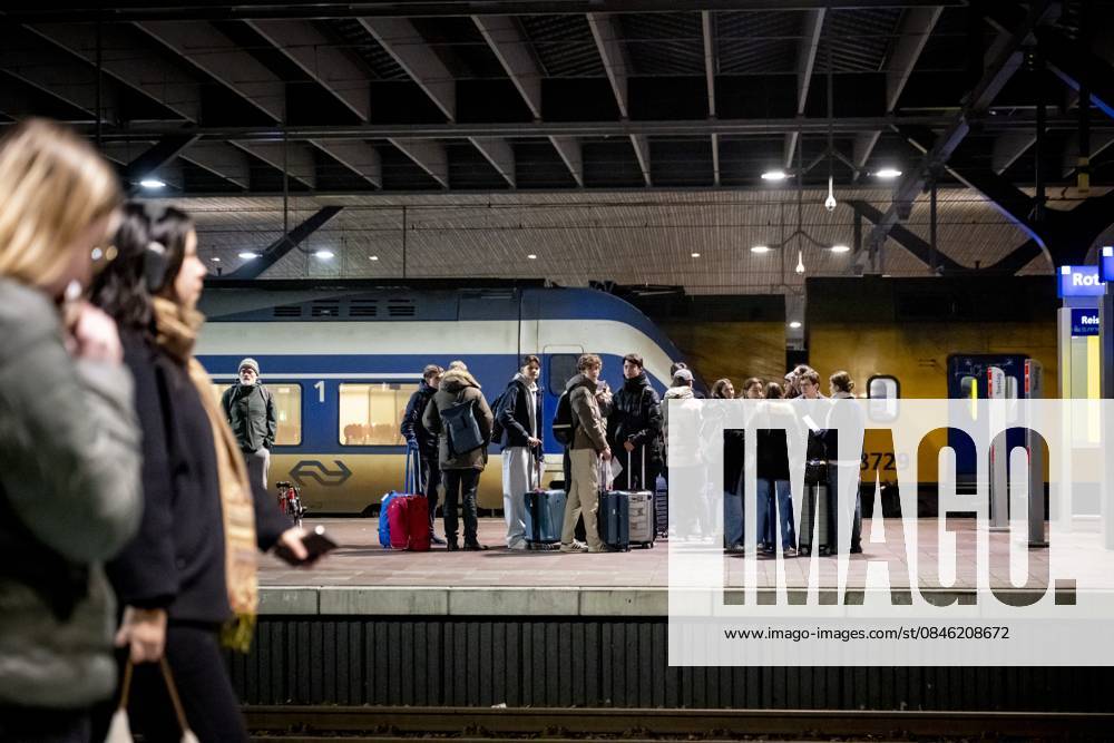 ROTTERDAM - Travelers at Rotterdam Central Station ROBIN UTRECHT ANP netherlands out - belgium out