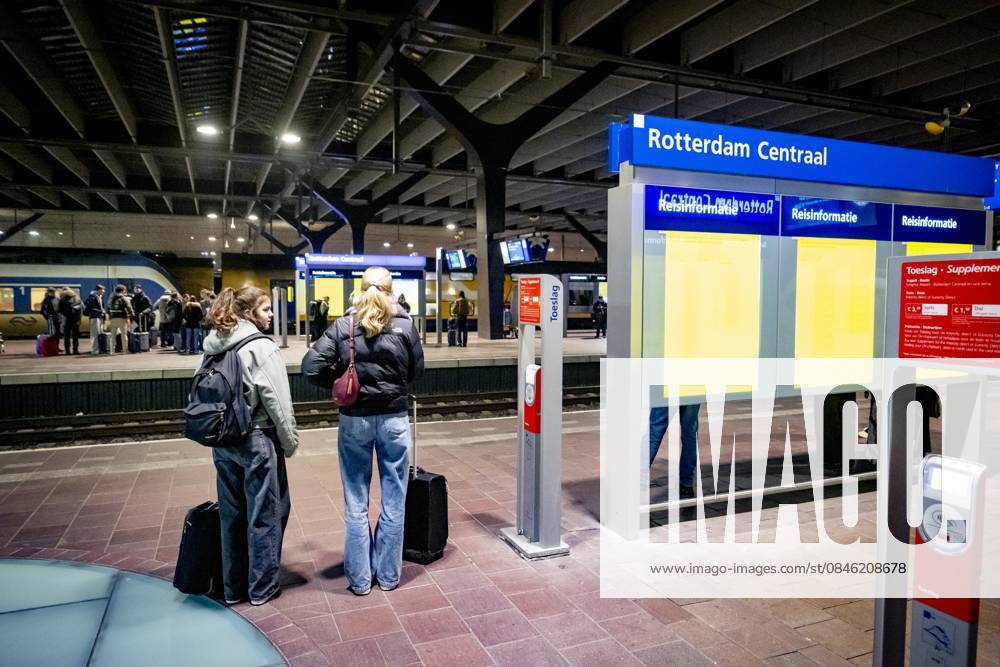 ROTTERDAM - Travelers at Rotterdam Central Station ROBIN UTRECHT ANP netherlands out - belgium out