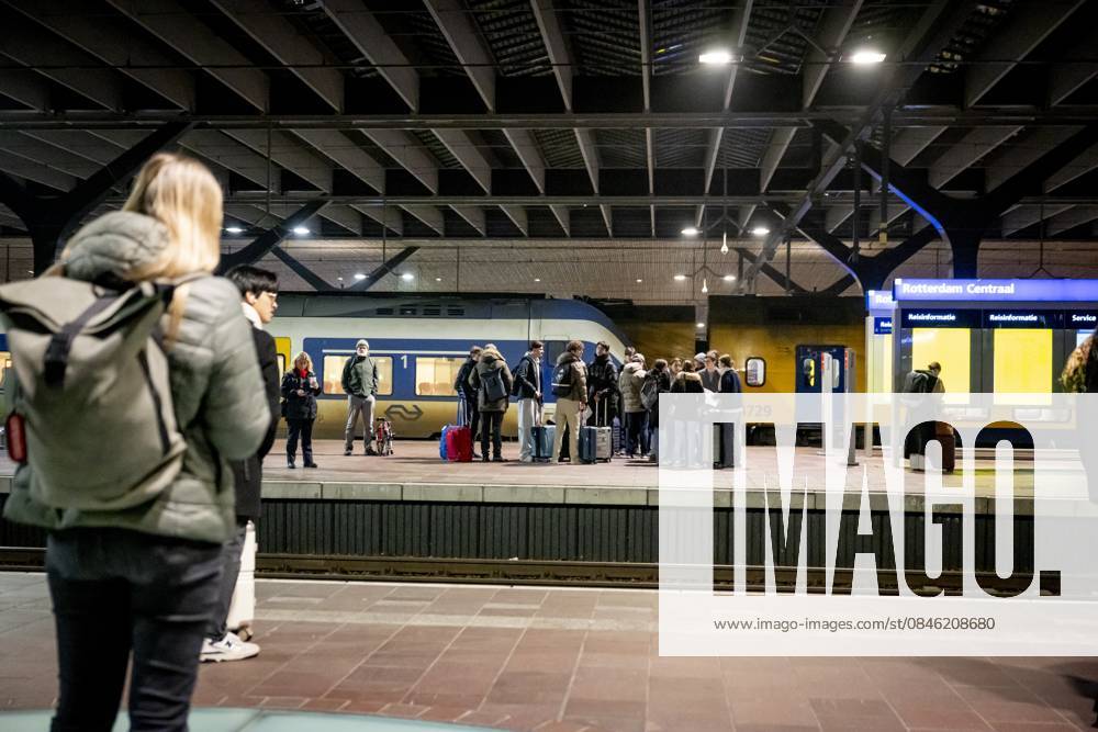 ROTTERDAM - Travelers at Rotterdam Central Station ROBIN UTRECHT ANP netherlands out - belgium out