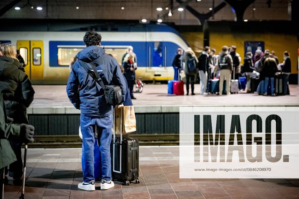 ROTTERDAM - Travelers at Rotterdam Central Station ROBIN UTRECHT ANP netherlands out - belgium out