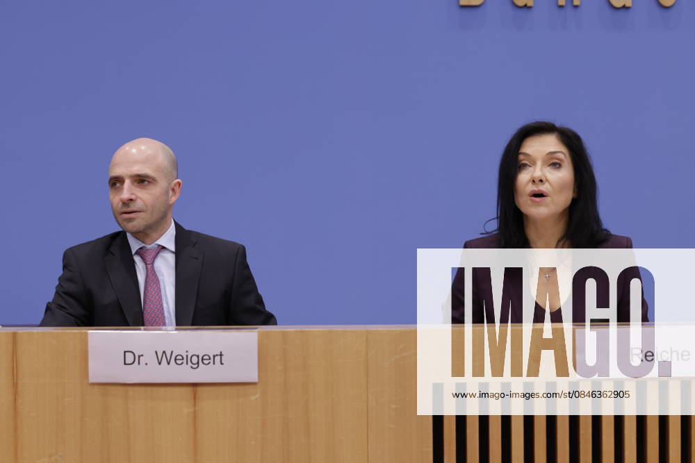 Dr. Benjamin Weigert, Abteilungsleiter Wirtschaft, Bundesministerin für Wirtschaft und Energie Katherina Reiche, Deutschland, Berlin, Bundespressekonferenz, Thema: Vorstellung des Jahreswirtschaftsberichts 2026 der Bundesregierung