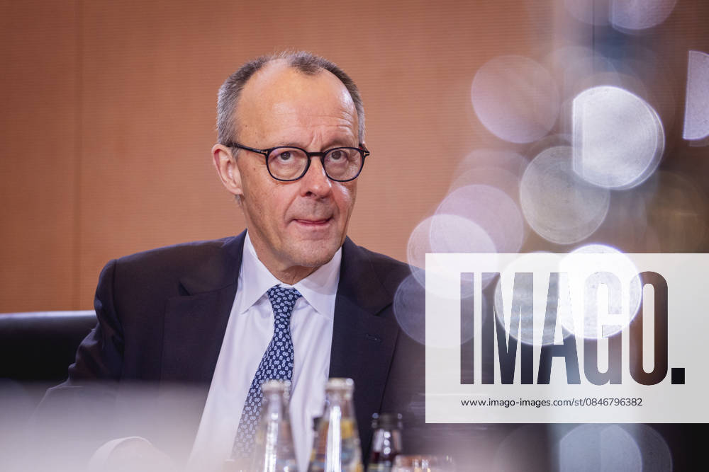 Friedrich Merz (CDU), Bundeskanzler, aufgenommen im Rahmen einer Kabinettsitzung in Berlin, 04.02.2026. Berlin Deutschland