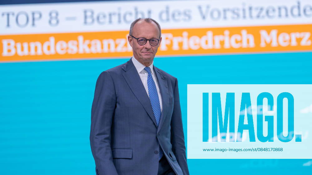 Bundeskanzler Friedrich Merz zu Beginn seiner Rede vor dem Bundesparteitag;38. Parteitag der CDU Deutschlands in Stuttgart, Februar 2026, Stuttgart Baden-Württemberg Deutschland Messe