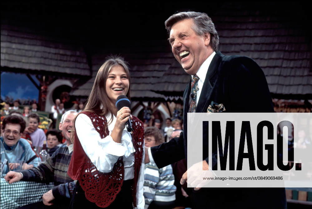 ARCHIV: Nicki Sängerin Nicki mit Karl Moik anläßlich der ARD-Fernsehshow Musikantenstadl , 1994 ARCHIVAUFNAHME, Datum geschätzt 20260202JWM0077